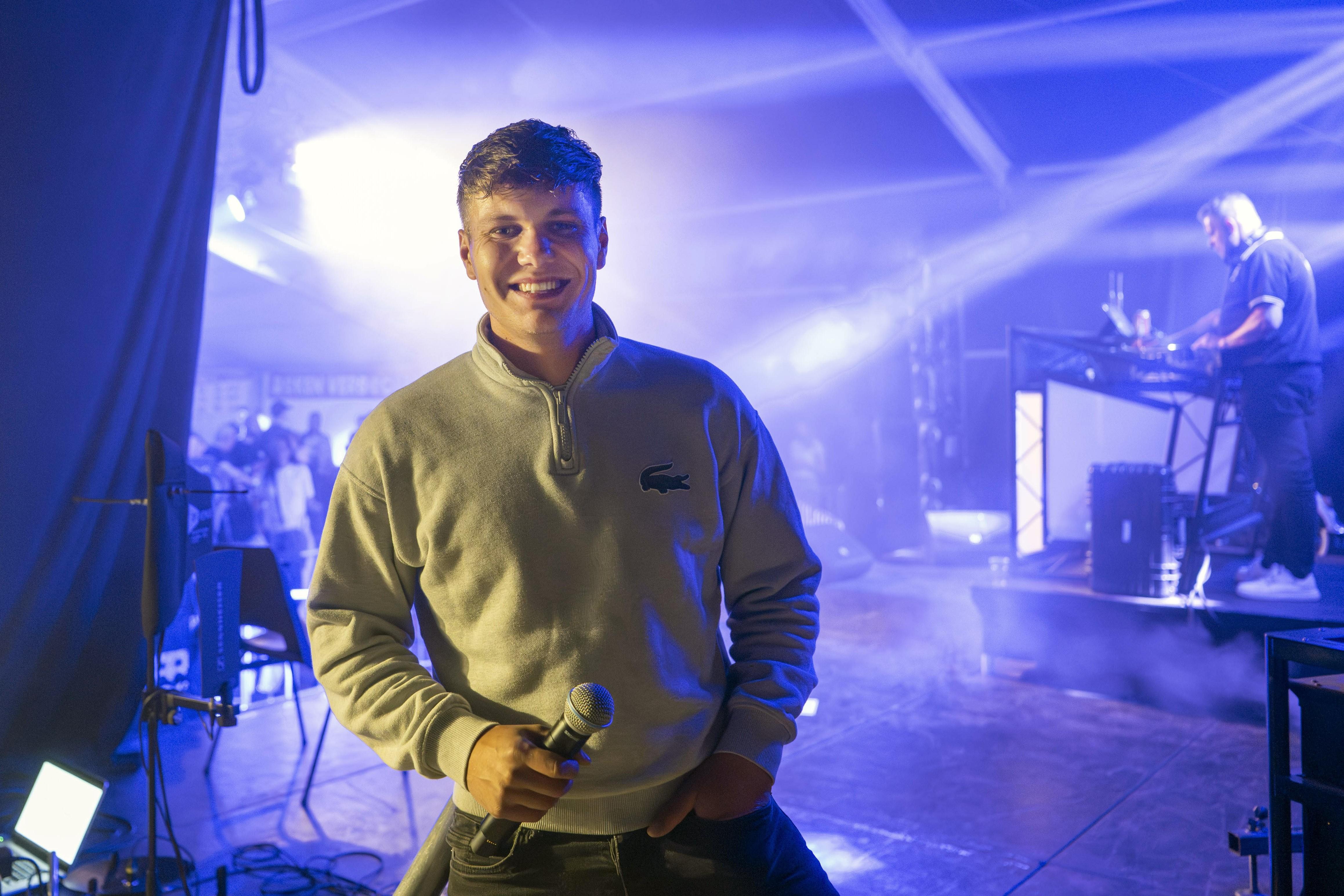 Van feesttent naar festival: het is hoogseizoen voor zanger Steyn Land (25), te boeken voor elk fest