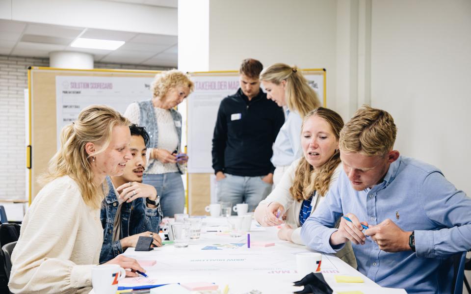 In groepjes dachten de deelnemers van de hackathon van Generatie Fryslân 2035 na over zes thema's voor een socialer, duurzamer en groener Friesland in 2035.