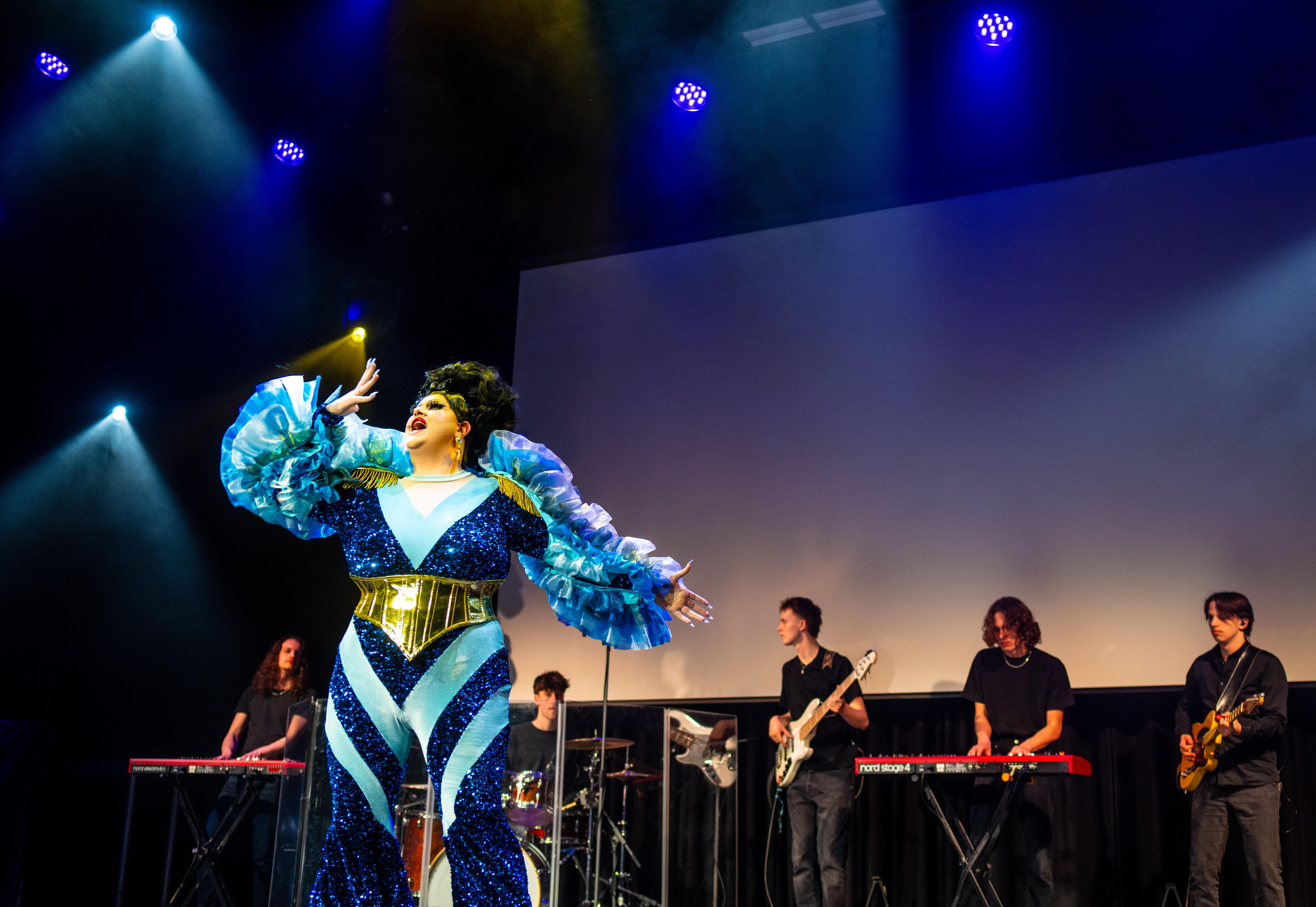 Wat is echt en wat is nep? Bij dit optreden met AI-liedjes in Leeuwarden weet je het al na een minuu