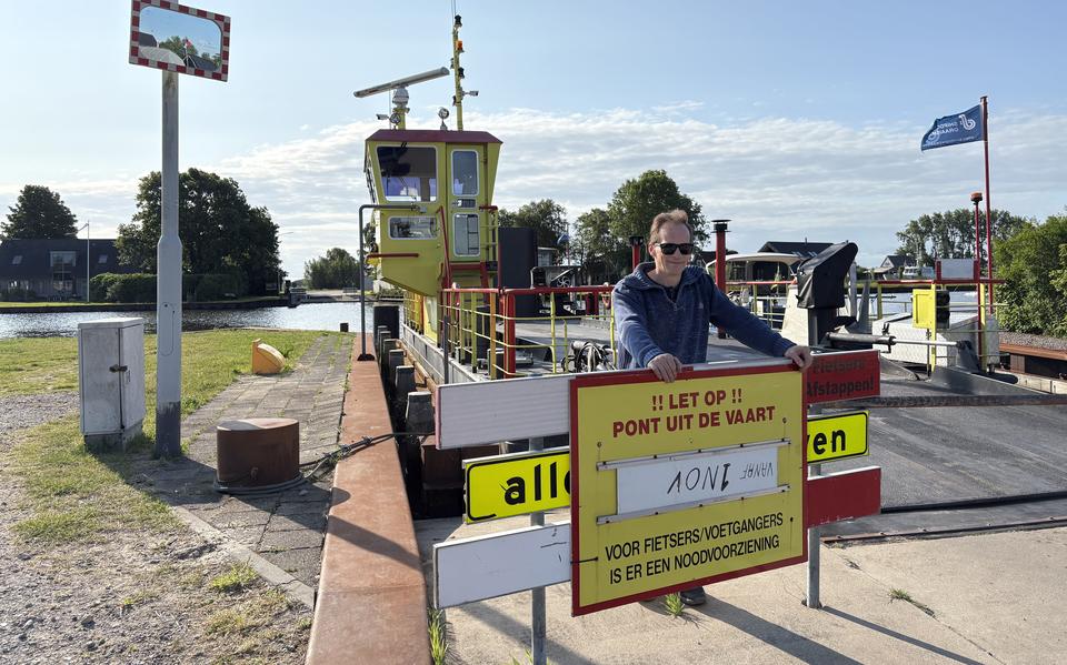 Pontbaas Klaas Jager (52) bij de veerpont in Grou, die uit de vaart is.