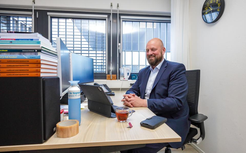 Plaatsvervangend divisiedirecteur Toon Molleman tijdens een online-overleg over het gebruik van tablets op cellen.