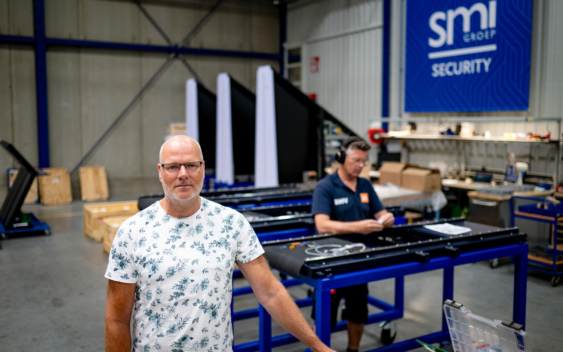 Martin van der Kaap in de productiehal van OD Security aan de Poolsterweg in Leeuwarden. Op de achtergrond zijn de scanners te zien.