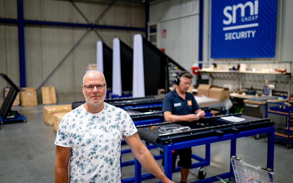 Martin van der Kaap in de productiehal van OD Security aan de Poolsterweg in Leeuwarden. Op de achtergrond zijn de scanners te zien.