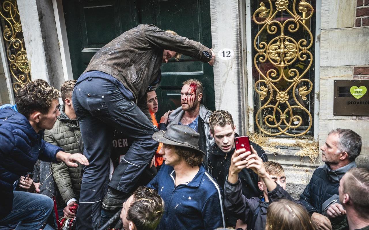 Boeren bestormden in oktober vorig jaar het provinciehuis in Groningen, omdat provincies overwogen niet-benutte stikfstofruimte van vergunningen van veehouderijen in te nemen. Boeren bestormden in oktober vorig jaar het provinciehuis in Groningen, omdat provincies overwogen niet-benutte stikfstofruimte van vergunningen van veehouderijen in te nemen.