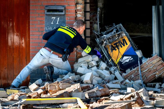 Ooggetuige plofkraak in Drachten: ‘Ze stonden tussen het puin te graaien naar geld’