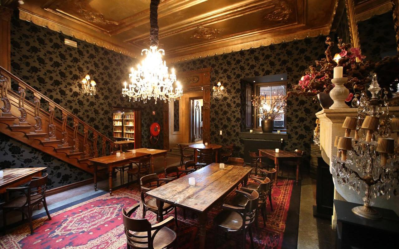 Vastgoedondernemer Berend van Straten heeft het pand aan de Nieuwestad gekocht waar restaurant Humphrey’s in gevestigd was: ,,Als je hier binnen bent, geloof je je ogen niet. De haardpartijen, dat interieur.’’ Vastgoedondernemer Berend van Straten heeft het pand aan de Nieuwestad gekocht waar restaurant Humphrey’s in gevestigd was: ,,Als je hier binnen bent, geloof je je ogen niet. De haardpartijen, dat interieur.’’