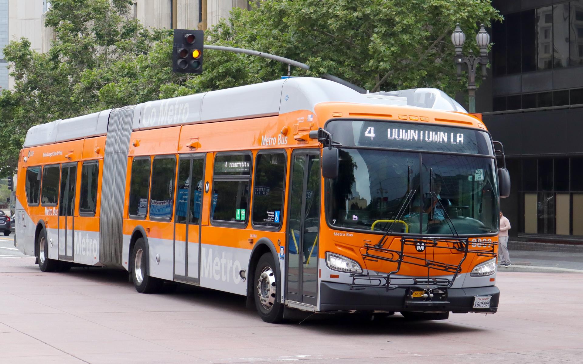 Een bus van LA Metro in Los Angeles met deuren van Ventura.