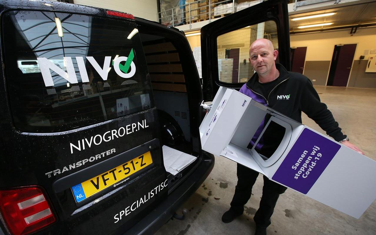 Na 28 jaar in de catering, werkt Douwe Talhout nu voor een schoonmaakbedrijf. Na 28 jaar in de catering, werkt Douwe Talhout nu voor een schoonmaakbedrijf.