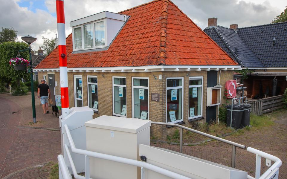 Het brugwachtershuis in Heeg hangt vol pamfletten waarop de coöperatie zijn teleurstelling kenbaar maakt.