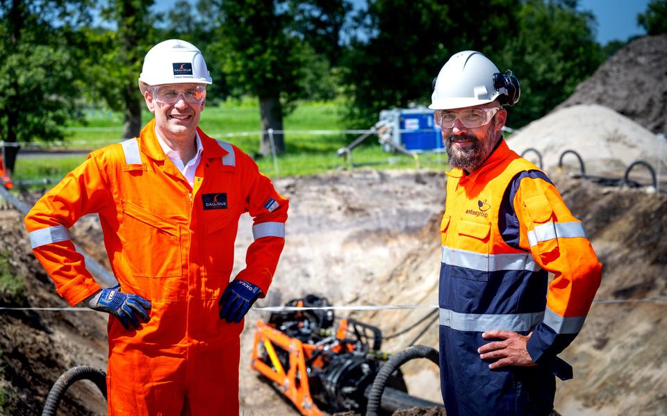 Feitze Veenstra van Callidus (links) en Jeroen Schreuder van Antea Group ontwikkelden een apparaat waarmee buizen uit de grond worden getrokken (midden).