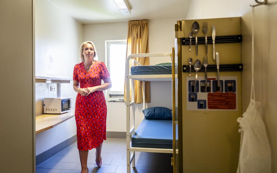 Staatssecretaris Ingrid Coenradie (Justitie en Veiligheid, PVV) staat te springen om meer geld om de problemen in het gevangeniswezen aan te pakken. Nederland kampt met een tekort aan cellen, terwijl de vraag is toegenomen.