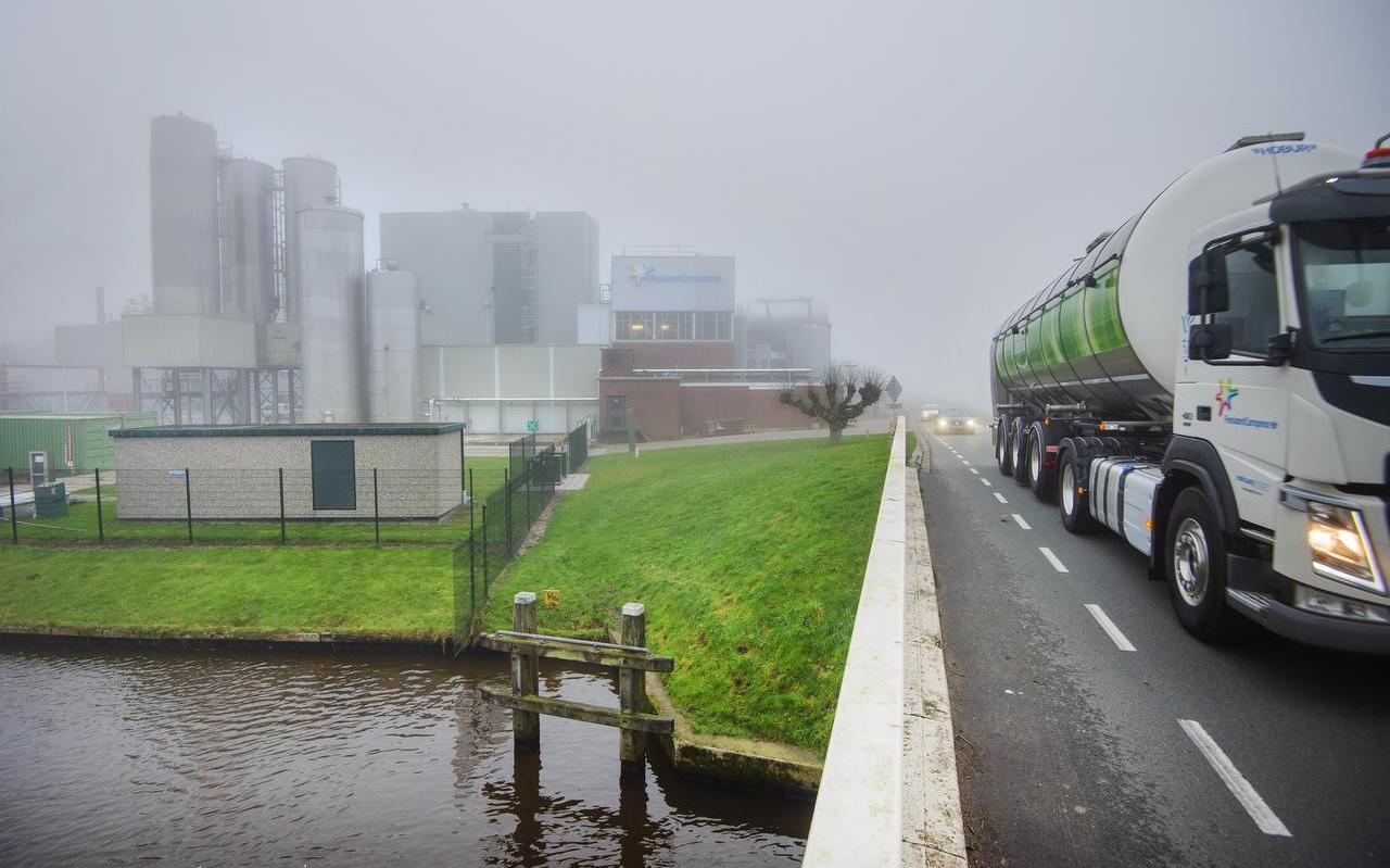De zuivelfabriek van FrieslandCampina in Gerkesklooster. FOTO MARCEL VAN KAMMEN De zuivelfabriek van FrieslandCampina in Gerkesklooster. FOTO MARCEL VAN KAMMEN