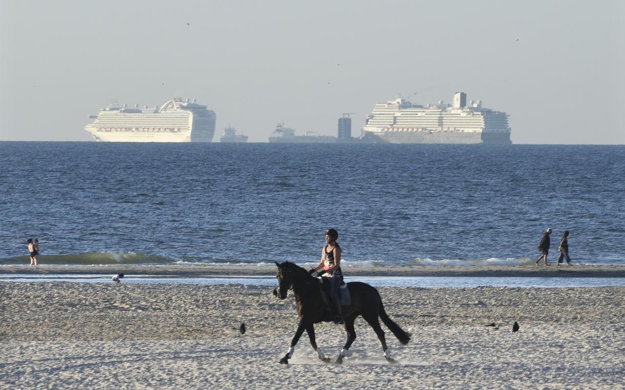 Stilgevallen cruiseschepen voor Kijkduin bij Scheveningen. Aan boord zijn alleen nog bemanningsleden, van wie de meesten maandenlang niet thuis zijn geweest. Stilgevallen cruiseschepen voor Kijkduin bij Scheveningen. Aan boord zijn alleen nog bemanningsleden, van wie de meesten maandenlang niet thuis zijn geweest.