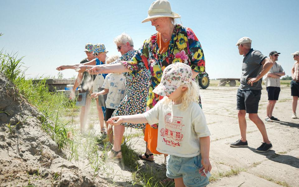 Deelnemers aan de zaai-actie tussen Hilaard en Rewert oefenen met zaaien.