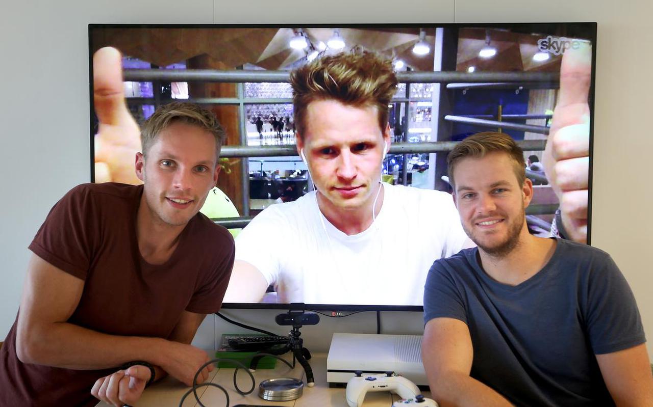 Rick de Jong en Chris Jorritsma met in hun midden, via Skype, Erik van der Meulen. FOTO CATRINUS VAN DER VEEN