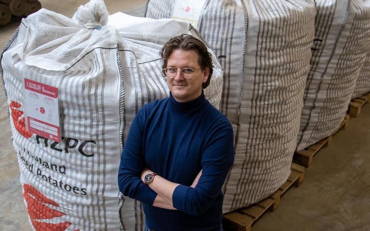 Niels Postma van Tapp.online bij de slimme aardappelzakken die hij voor HZPC ontwierp. Niels Postma van Tapp.online bij de slimme aardappelzakken die hij voor HZPC ontwierp.