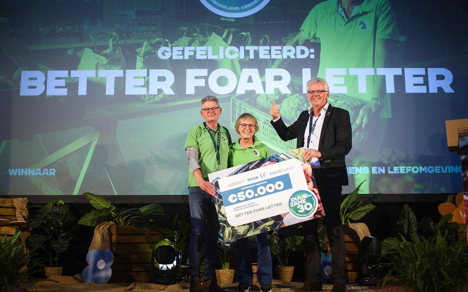 Frans en Alie Nieuwhof van Better foar Letter krijgen de prijs uit handen van jurylid Reinder Hoekstra.