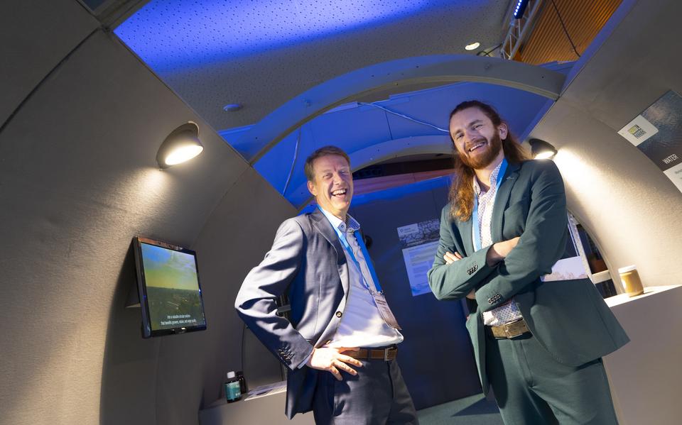 Leon Korving en collega Thomas Prot, beide van Wetsus, bij de Resource Recovery Experience, een grote rioolbuis waarin bezoekers van de conferentie allerlei technieken kunnen zien om grondstoffen uit water te halen.
