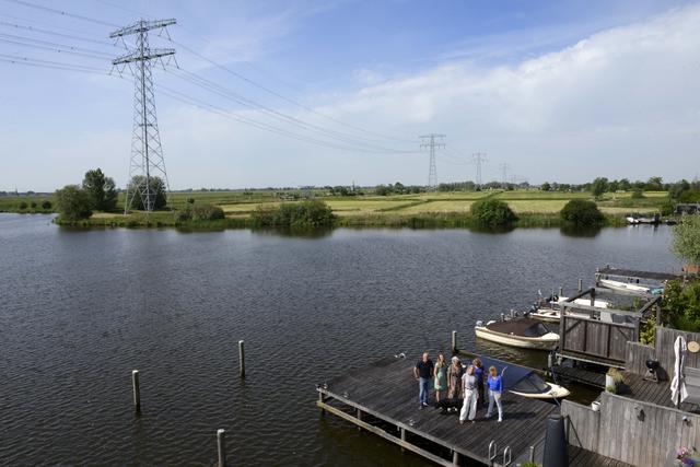 Loopt de nieuwe hoogspanningslijn straks dwars door de tuin van deze buren in Leeuwarden?