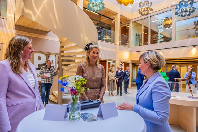 Bekijk hier hoe Máxima werd rondgeleid door het nieuwe kantoor van Omrin in Heerenveen: ‘Het is prac