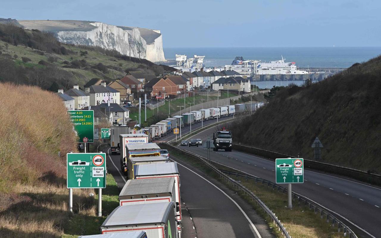 Aan beide kanten van Het Kanaal, zoals hier in Dover, zijn de wachttijden voor de grens inmiddels al dramatisch opgerekt. Aan beide kanten van Het Kanaal, zoals hier in Dover, zijn de wachttijden voor de grens inmiddels al dramatisch opgerekt.