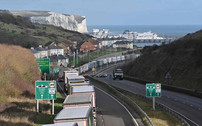 Aan beide kanten van Het Kanaal, zoals hier in Dover, zijn de wachttijden voor de grens inmiddels al dramatisch opgerekt.