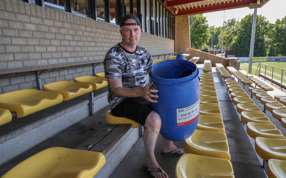 Drie vandalen trapten prullenbakken kapot op het voetbalveld van VV Sneek Wit-Zwart. Voorzitter Jan Broersma is er klaar mee.
