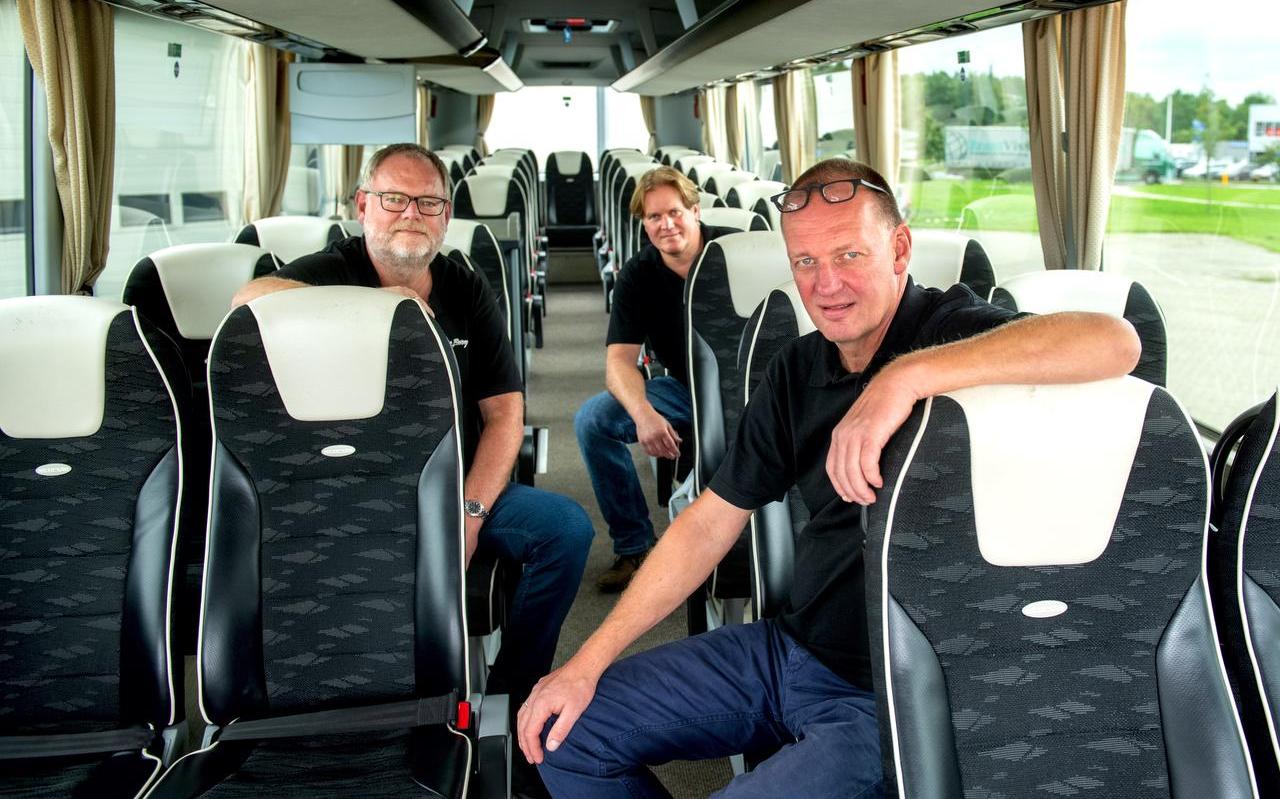 De broers Jan (links), Gurbe (achter) en Paulus Paulusma in een lege touringcarbus. De broers Jan (links), Gurbe (achter) en Paulus Paulusma in een lege touringcarbus.