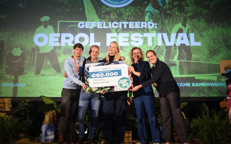 Een deel van het team achter het verduurzamen van de evenementen op Terschelling met jurylid Heleen van Wijk. In het midden Jiska Bazuin van Oerol.
