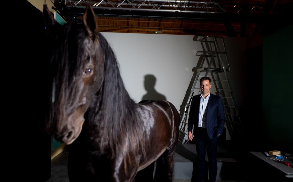 Directeur Peter Wester bij de nieuwe vaste expositie over het Fries paard.