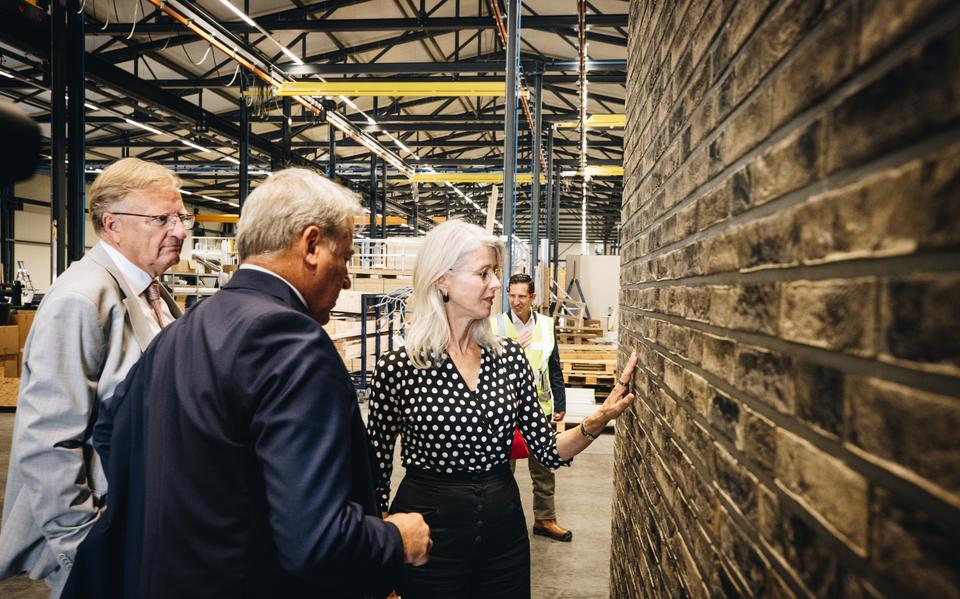 Mona Keijzer bezocht maandagmiddag de huizenfabriek van Heijmans in Heerenveen.