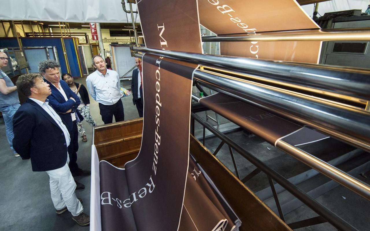 De eerste vlag gemaakt van PET-flessen rolt van de band bij de Dokkumer Vlaggen Centrale. FOTO MARCEL VAN KAMMEN
De eerste vlag gemaakt van PET-flessen rolt van de band bij de Dokkumer Vlaggen Centrale. FOTO MARCEL VAN KAMMEN