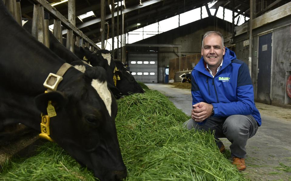 Directeur Aebe Aalberts van de Dairy Campus in de stal die wordt vervangen.