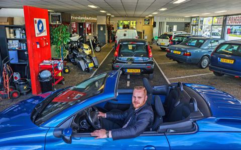 Verkoopmanager Qendrim Rashica van Friesland Autovoordeel ziet de verkoop van cabrio’s wel goed lopen: ,,Mensen willen wel fun.”