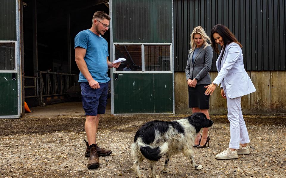 Femke Wiersma en haar Cypriotische collega Maria Panayiotou op werkbezoek bij Germ Hoekstra in Bantega.