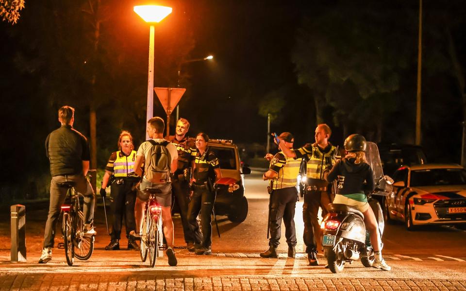 Agenten sturen de laatste mensen weg uit Joure. Honderdvijftig agenten werden vrijdagavond ingezet om de situatie onder controle te houden nadat een oproep voor een Project X-feest rondging op social media.