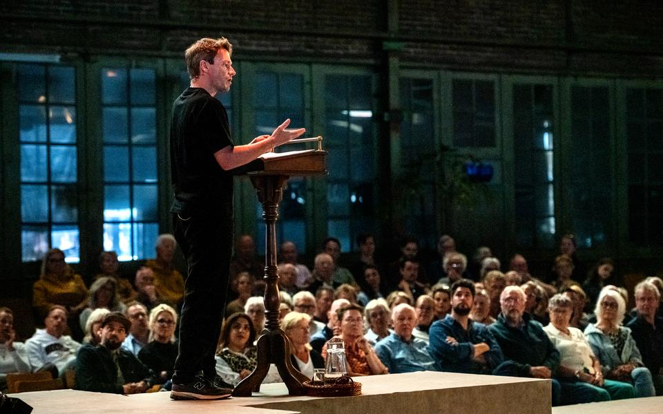 Sander Schimmelpennick in de Sluisfabriek in Drachten waar hij sprak over het gevaar van 'opzettelijke domheid'.