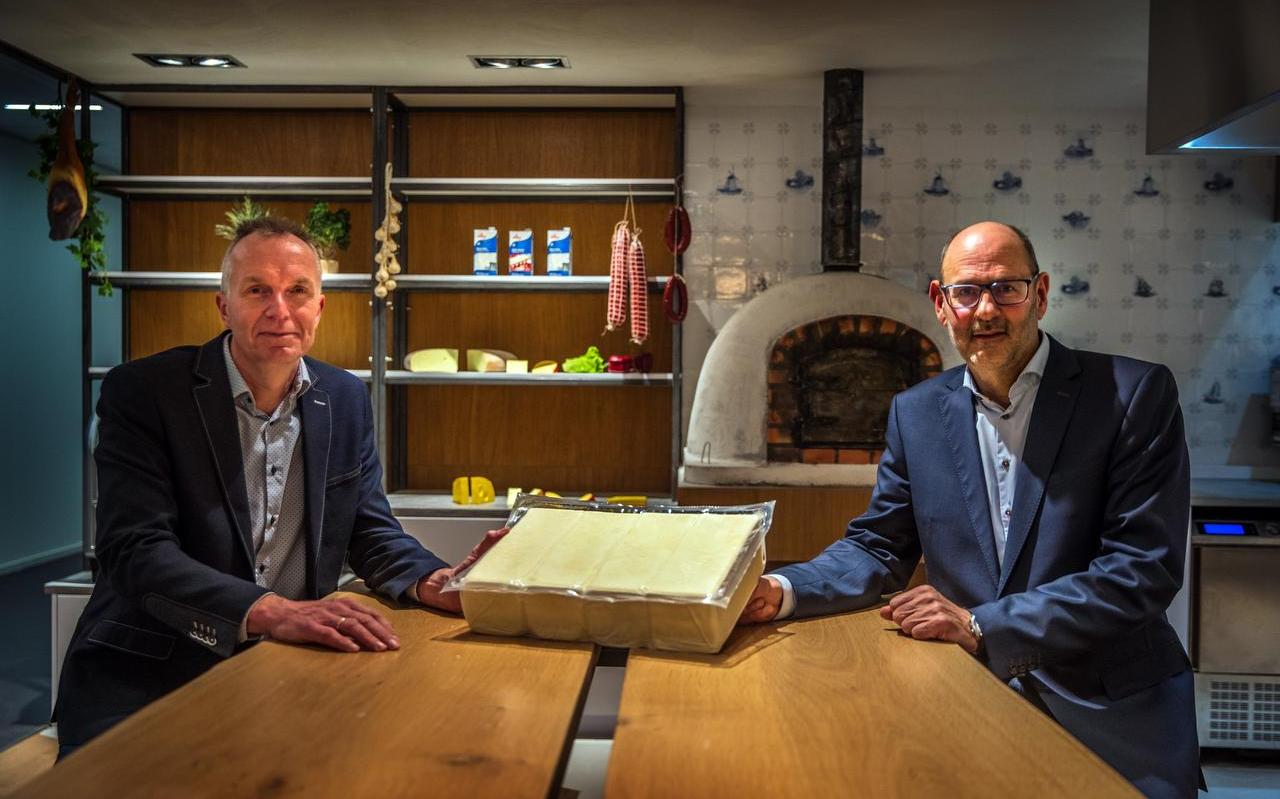 Koen Veldman (links) en Klaas de Jong met een blok mozzarella van 10 kilo. Koen Veldman (links) en Klaas de Jong met een blok mozzarella van 10 kilo.