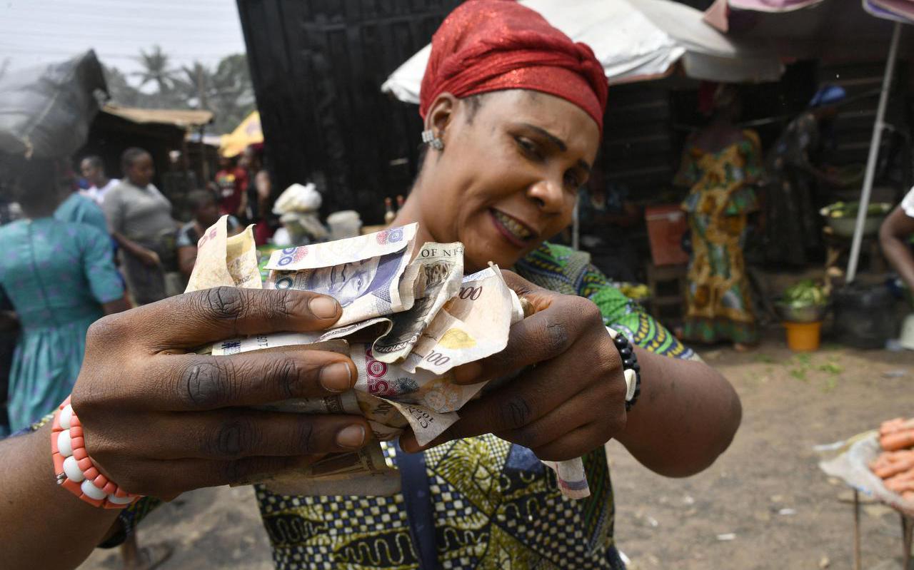 Het omruilen van oud naar nieuw geld in Nigeria verloopt chaotisch. Dat kost bedrijven als Heineken omzet.