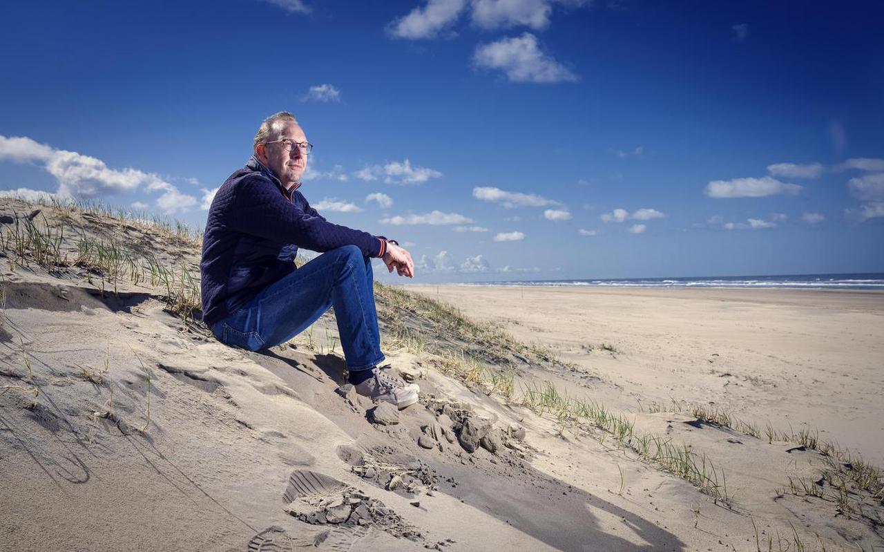 Martin Hendriksma op de plek die hem zo lief is. „Het strand is van ons allemaal, en dat is heel wat in dit verkavelde land.” Martin Hendriksma op de plek die hem zo lief is. „Het strand is van ons allemaal, en dat is heel wat in dit verkavelde land.”