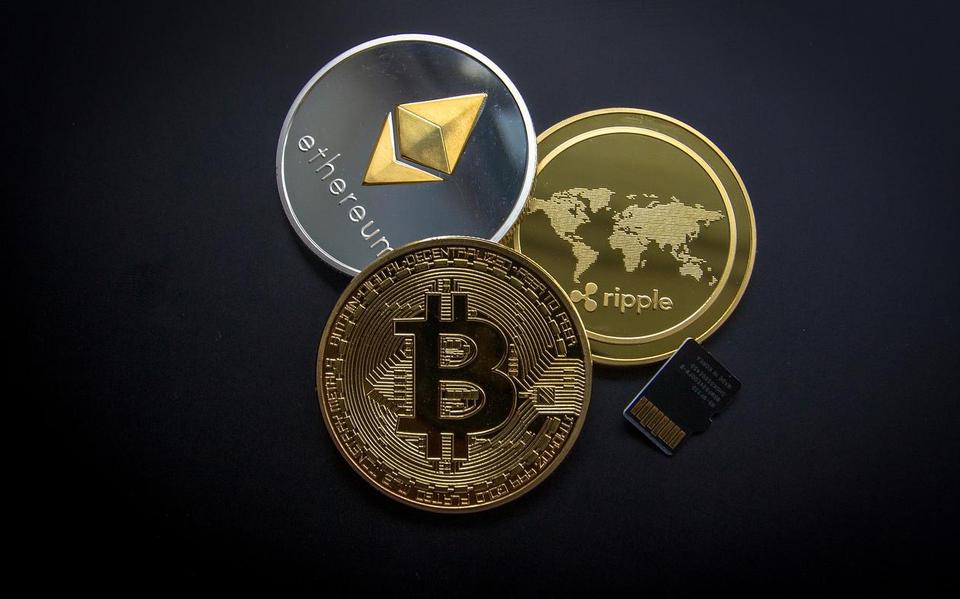 Cryptocurrencies: met onder bitcoin, links ethereum en rechts ripple. FOTO PIXABAY
