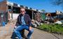 Jan Wijkstra bij de sloop van zijn historische bedrijfspand aan het Pieterseliewaltje in Leeuwarden. FOTO L/ARODI BUITENWERF