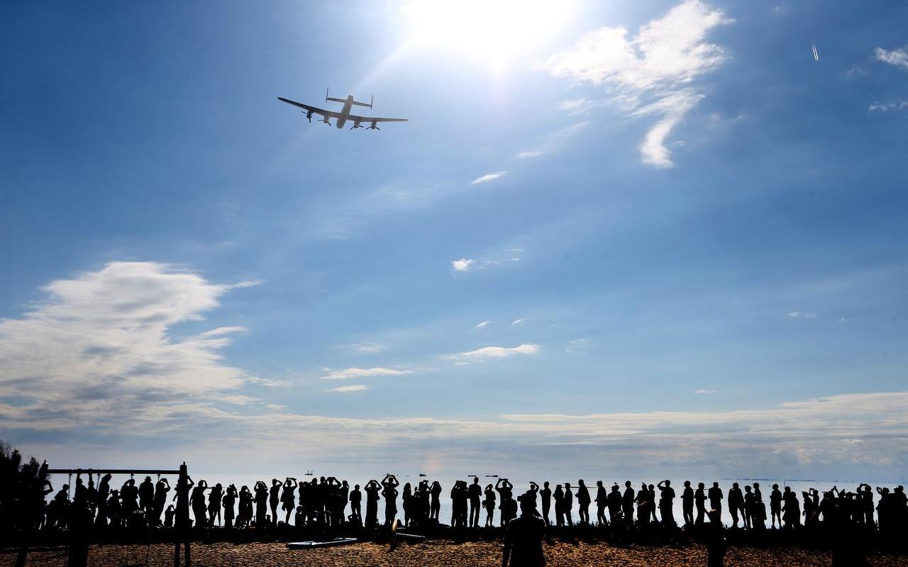 De enige nog vliegende Lancaster in Europa bracht half september 2016 een saluut aan de omgekomen bemanning van een Britse bommenwerper die op 9 mei 1941 boven het IJsselmeer werd neergehaald. Het wrak lag midden in het gebied waar Smals zand wil winnen. Voor de berging werd een stukje IJsselmeer drooggelegd, waarvan de kosten deels door Smals werden gedragen. FOTO CATRINUS VAN DER VEEN De enige nog vliegende Lancaster in Europa bracht half september 2016 een saluut aan de omgekomen bemanning van een Britse bommenwerper die op 9 mei 1941 boven het IJsselmeer werd neergehaald. Het wrak lag midden in het gebied waar Smals zand wil winnen. Voor de berging werd een stukje IJsselmeer drooggelegd, waarvan de kosten deels door Smals werden gedragen. FOTO CATRINUS VAN DER VEEN
