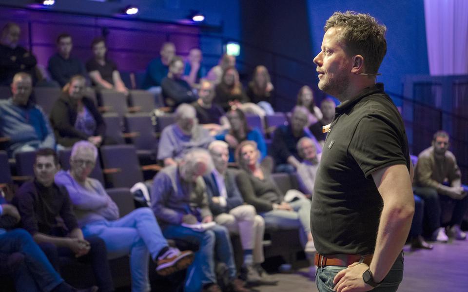 Voorzitter Marco Verbeek van de stichting Holwerd aan Zee op een bijenkomst in Holwert. 