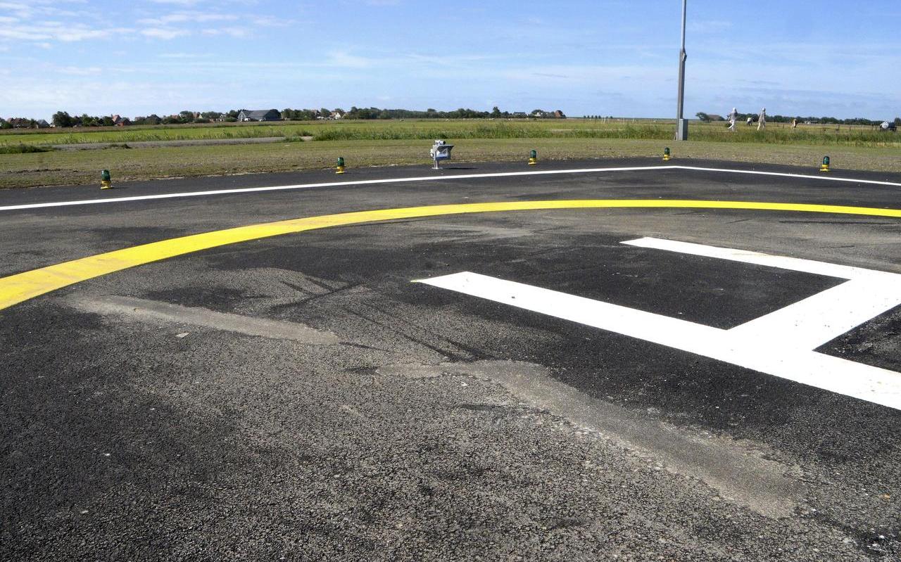 De schade aan het asfalt op de gerenoveerde helihaven bij Midsland. foto jan heuff De schade aan het asfalt op de gerenoveerde helihaven bij Midsland. foto jan heuff