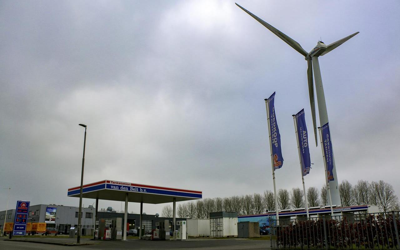Energiebronnen op Leeuwarder bedrijventerrein Hemrik: fossiele brandstof voor de auto, windstroom voor het net. Energiebronnen op Leeuwarder bedrijventerrein Hemrik: fossiele brandstof voor de auto, windstroom voor het net.