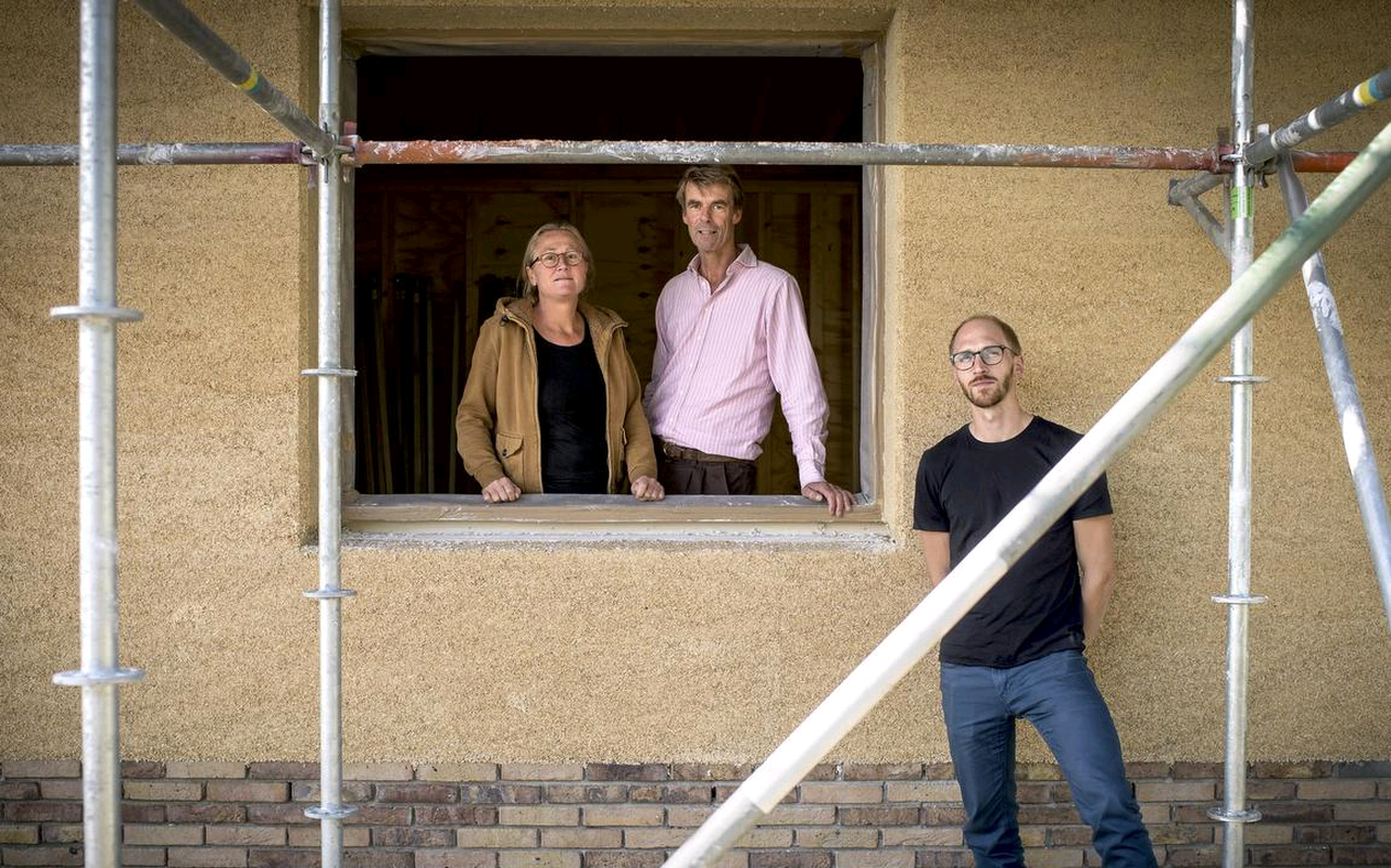 Het hennephuis van Huub Lambriex en Ester van Kuffeler in Oudega, met rechts architect Niels Groeneveld. FOTO JILMER POSTMA