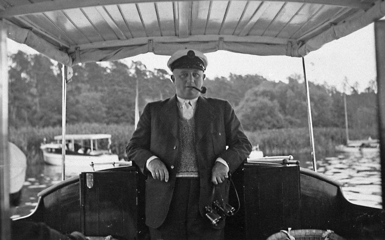 Max Blokzijl op zijn jachtje Tramp, op de Wannsee in Berlijn Max Blokzijl op zijn jachtje Tramp, op de Wannsee in Berlijn