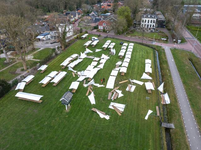 Rukwinden blazen 80 kramen van paasfair Oldeberkoop de lucht in. ‘Een deel vloog zelfs over de weg’