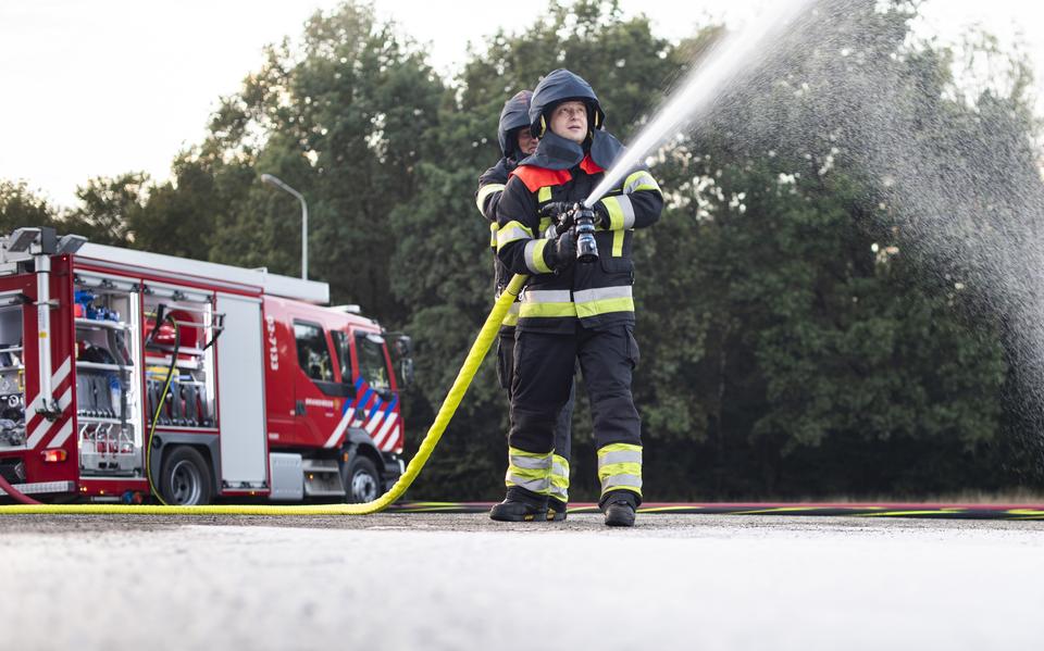Een brandweeroefening in Burgum in 2019, waarbij geblust werd met schuim. 